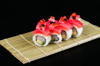 Suşi ve soya sosu kasede ve tahta çubuklar gri tahta bir masada. Japon yemeği. Suşi seti. Çeşitli ekmekler. Menü.