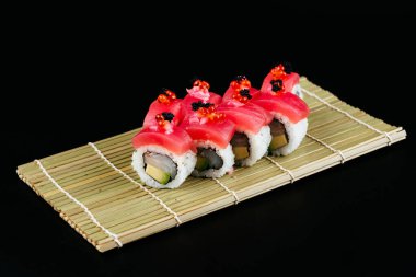 Suşi ve soya sosu kasede ve tahta çubuklar gri tahta bir masada. Japon yemeği. Suşi seti. Çeşitli ekmekler. Menü.