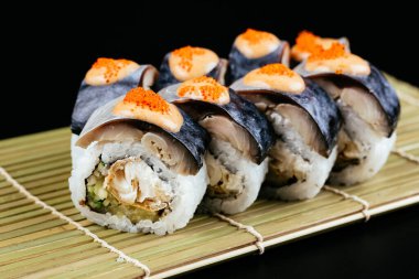 Suşi ve soya sosu kasede ve tahta çubuklar gri tahta bir masada. Japon yemeği. Suşi seti. Çeşitli ekmekler. Menü.