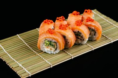 Suşi ve soya sosu kasede ve tahta çubuklar gri tahta bir masada. Japon yemeği. Suşi seti. Çeşitli ekmekler. Menü.