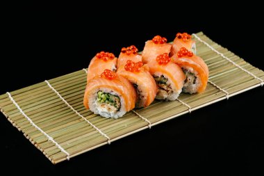 Suşi ve soya sosu kasede ve tahta çubuklar gri tahta bir masada. Japon yemeği. Suşi seti. Çeşitli ekmekler. Menü.