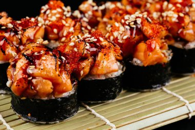 Suşi ve soya sosu kasede ve tahta çubuklar gri tahta bir masada. Japon yemeği. Suşi seti. Çeşitli ekmekler. Menü.