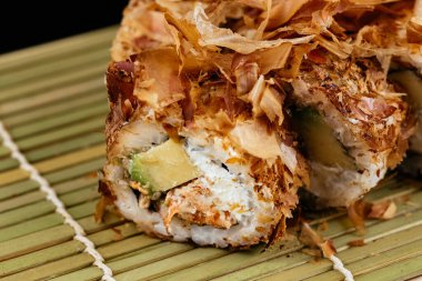 Suşi ve soya sosu kasede ve tahta çubuklar gri tahta bir masada. Japon yemeği. Suşi seti. Çeşitli ekmekler. Menü.