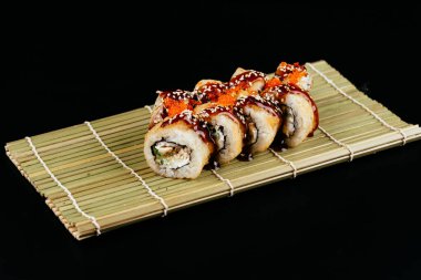 Suşi ve soya sosu kasede ve tahta çubuklar gri tahta bir masada. Japon yemeği. Suşi seti. Çeşitli ekmekler. Menü.