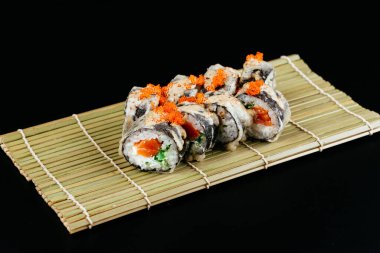 Suşi ve soya sosu kasede ve tahta çubuklar gri tahta bir masada. Japon yemeği. Suşi seti. Çeşitli ekmekler. Menü.