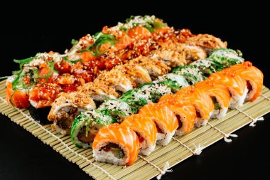 Suşi ve soya sosu kasede ve tahta çubuklar gri tahta bir masada. Japon yemeği. Suşi seti. Çeşitli ekmekler. Menü.