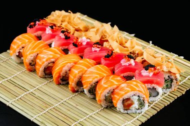 Suşi ve soya sosu kasede ve tahta çubuklar gri tahta bir masada. Japon yemeği. Suşi seti. Çeşitli ekmekler. Menü.