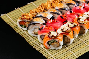 Suşi ve soya sosu kasede ve tahta çubuklar gri tahta bir masada. Japon yemeği. Suşi seti. Çeşitli ekmekler. Menü.