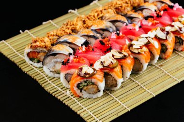 Suşi ve soya sosu kasede ve tahta çubuklar gri tahta bir masada. Japon yemeği. Suşi seti. Çeşitli ekmekler. Menü.