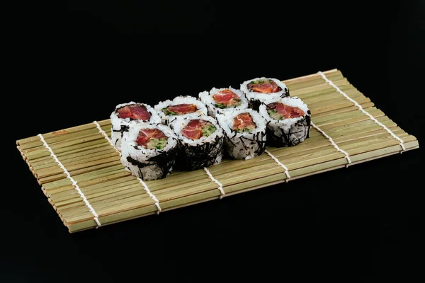 Sushi Salsa Soia Una Ciotola Bacchette Legno Tavolo Legno Grigio — Foto Stock