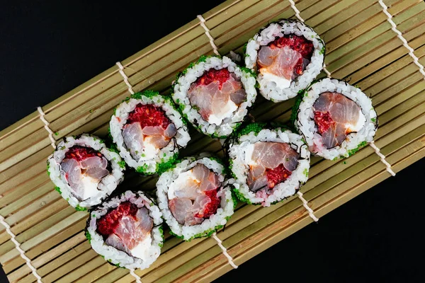 Sushi Salsa Soja Tazón Palillos Madera Una Mesa Madera Gris — Foto de Stock