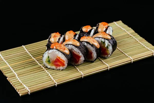 灰色の木製のテーブルの上にボウルと木製の箸で寿司と醤油 日本食 寿司セット ロールの様々な メニュー — ストック写真