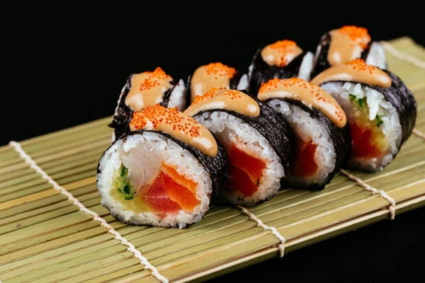 Sushi Sojasaus Een Kom Houten Stokjes Een Grijze Houten Tafel — Stockfoto