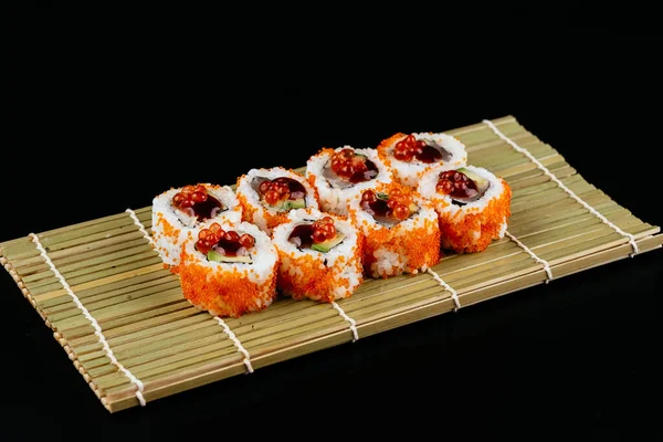 Sushi Salsa Soja Tazón Palillos Madera Una Mesa Madera Gris — Foto de Stock