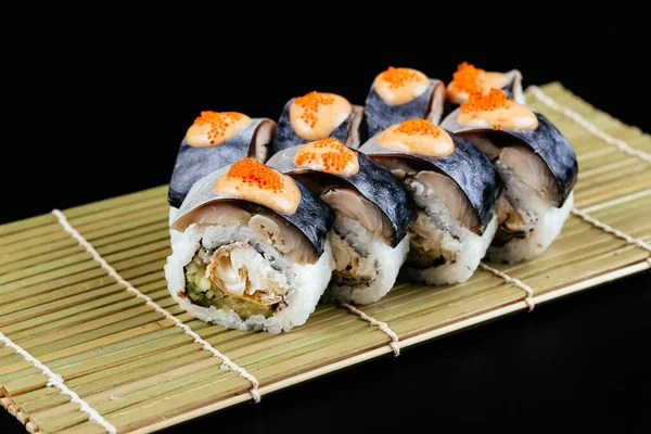 寿司和酱油放在碗里 木制筷子放在灰色的木制桌子上 日本菜 寿司设置 卷的多样性 — 图库照片