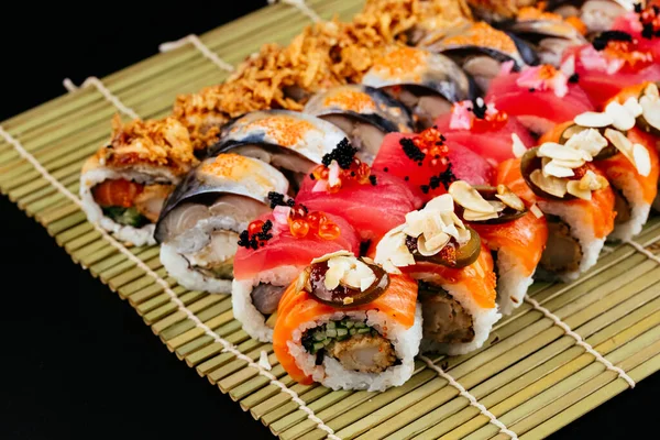 Sushi Sojasaus Een Kom Houten Stokjes Een Grijze Houten Tafel — Stockfoto