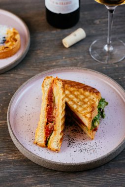 Tabakta balık sandviçi ve şarap. restoran menüsü.