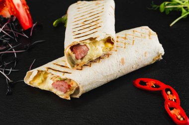 Tavuk ve sebzeli Türk şavurması.