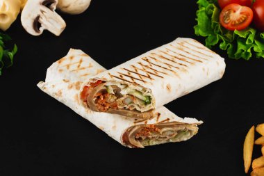 Tavuk ve sebzeli Türk şavurması.