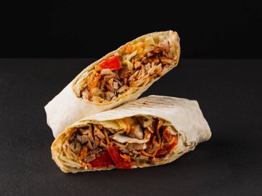 Tavuk ve sebzeli Türk şavurması.