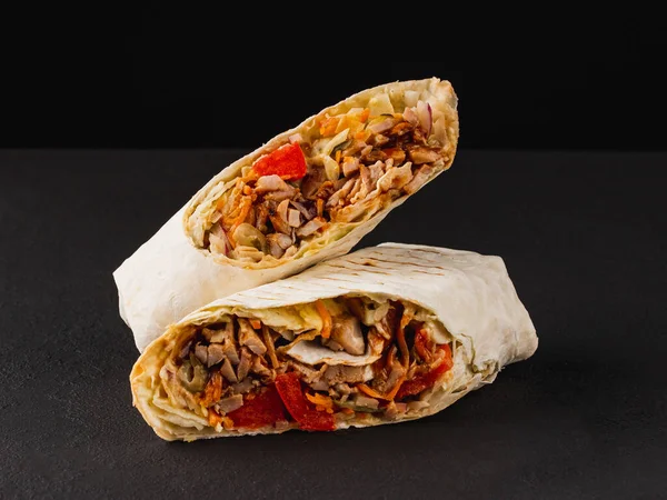 Tavuk ve sebzeli Türk şavurması.