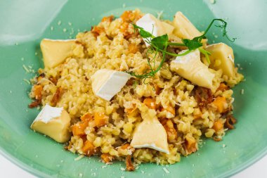 Sebzeli, otlu ve peynirli lapa.