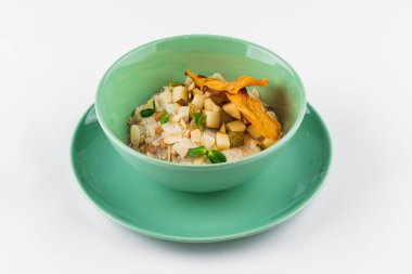 Meyve parçaları ve fındıklı pirinç lapası.