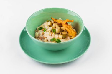 Meyve parçaları ve fındıklı pirinç lapası.