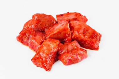 Beyaz arka planda baharatlı marine edilmiş et.