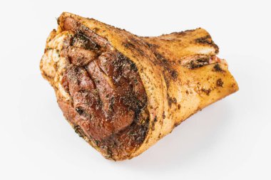 Beyaz arka planda baharatlı marine edilmiş et.