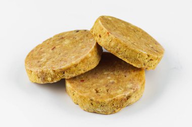 Pişmemiş pirzolalar beyaz üzerine kapanır