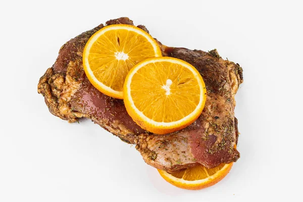 Filete Marinado Con Naranjas Sobre Fondo Blanco — Foto de Stock