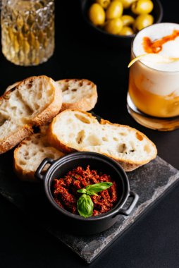 Siyah arka planda peynirli bira ve kraker..