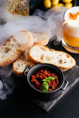 Tahta bir masada tavuk ve sebzeli tost.