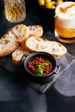 Et ve sebzeli nefis humus ve koyu bir arka plan. seçici odak.