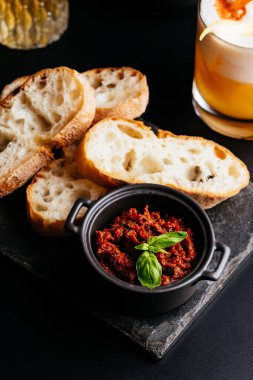 Siyah arka planda etli ve sebzeli bira..