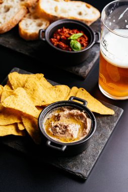 Meksika yemeği, nacho, cips, kraker, fasulye, salsa, aperatif, sos, bira, atıştırmalık