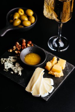 Siyah arka planda fındıklı ve üzümlü peynir