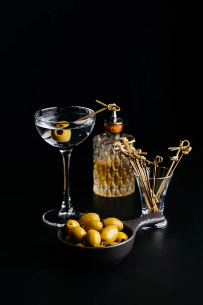 Olive Martini Fondo Nero — Foto Stock
