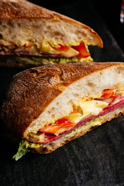 Bocadillos Con Salami Sobre Fondo Oscuro — Foto de Stock