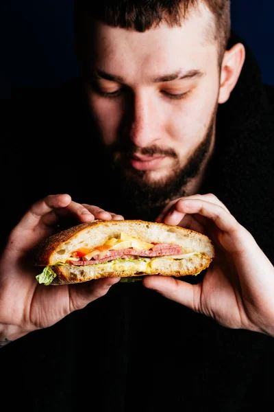 Homem Com Hambúrguer Uma Sanduíche Fundo Preto — Fotografia de Stock