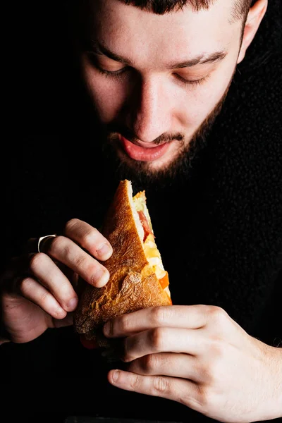 Homem Comendo Hambúrguer Com Carne Legumes — Fotografia de Stock