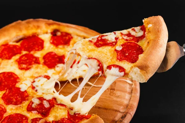 Italiaanse Pepperoni Pizza Een Zwarte Achtergrond — Stockfoto