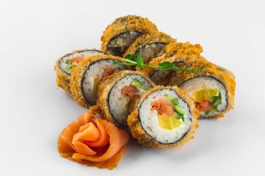 Sushi seti beyaz arkaplanda izole edildi