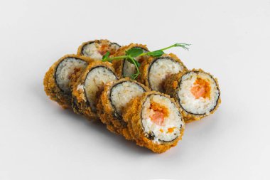 Sushi seti beyaz arkaplanda izole edildi