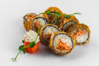 Sushi seti beyaz arkaplanda izole edildi