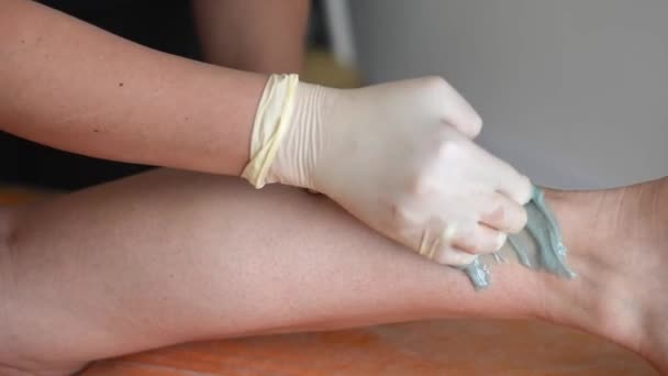 다리의 수분을 위해 설탕 반죽을 사용하는 방법 — 비디오