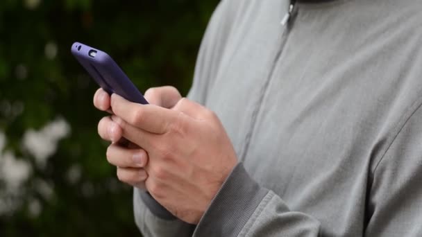 Közelkép a férfiak kéz típusú szöveg okostelefon — Stock videók