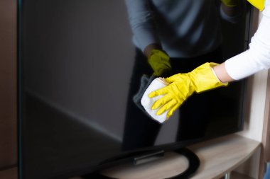 Kadınların elleri bir bez parçasıyla kesiliyor televizyon temizleme odalarının görüntülerini siliyor.