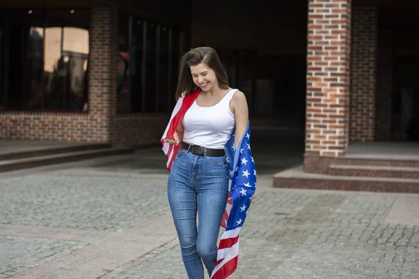Γυναίκα στέκεται με τη σημαία των ΗΠΑ στο δρόμο γιορτάζει την Ημέρα της Ανεξαρτησίας — Φωτογραφία Αρχείου